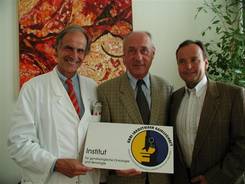 Präsident MR Dr.Gerhard Weintögl
überreicht dem Institutsleiter
Prim.Dr. Paul Sevelda das Institutsschild